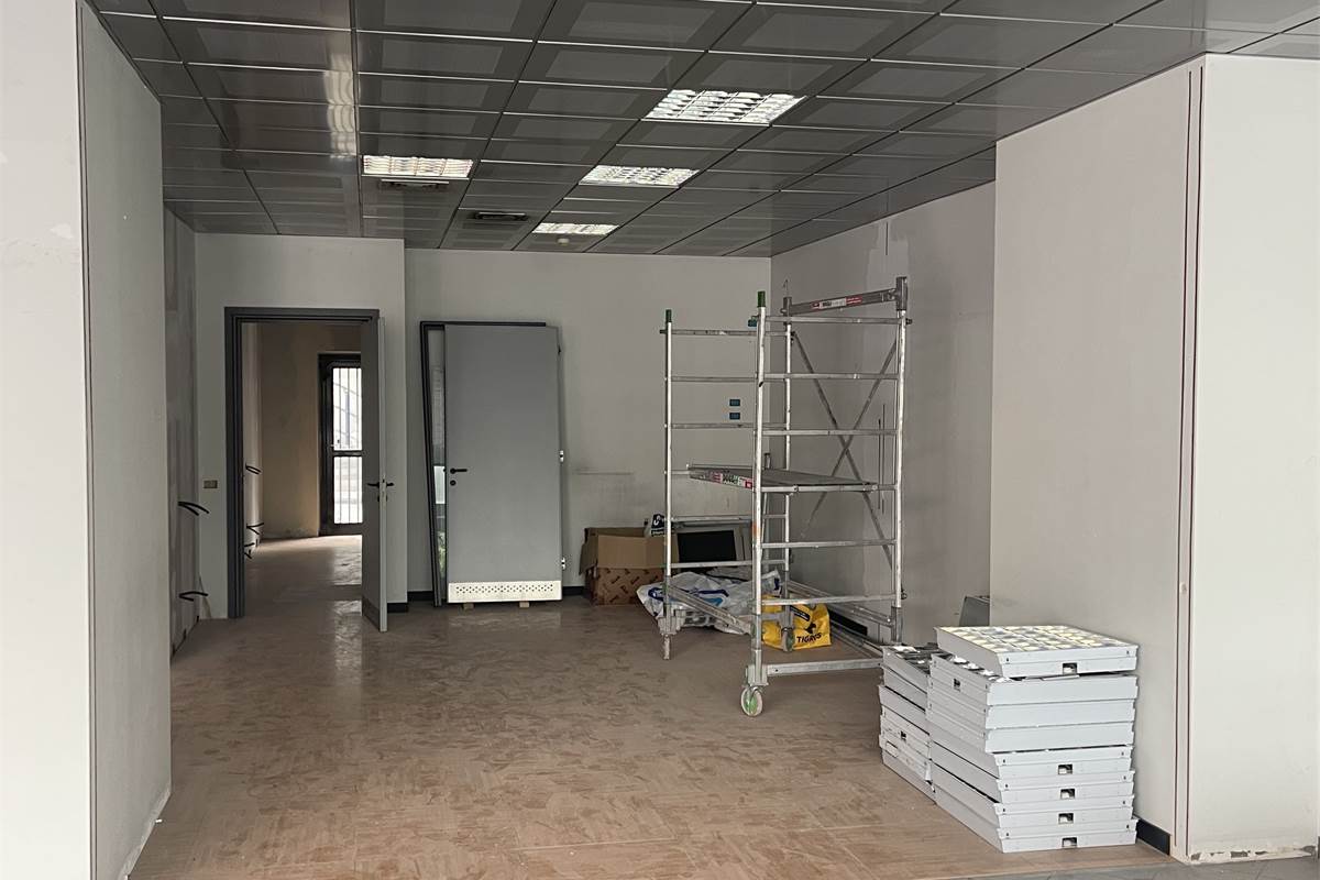 Fino Mornasco - negozio con vetrine blindate