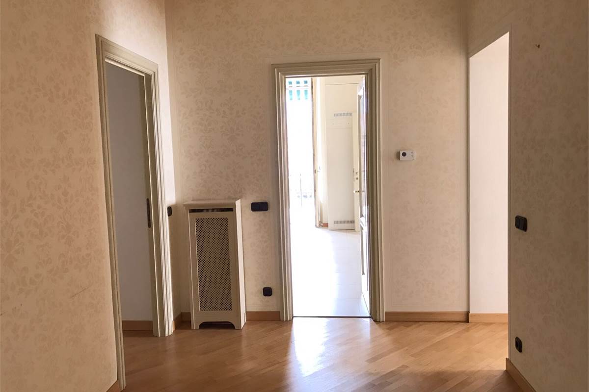 Elegante appartamento con terrazzo, camino, box doppio e posto auto