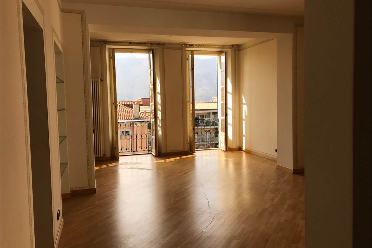 Elegante appartamento con terrazzo, camino, box doppio e posto auto