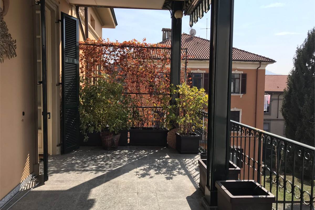 Elegante appartamento con terrazzo, camino, box doppio e posto auto