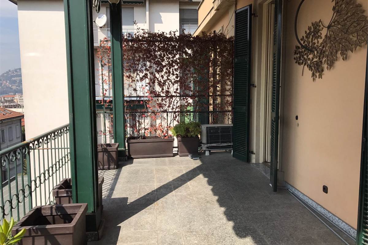 Elegante appartamento con terrazzo, camino, box doppio e posto auto