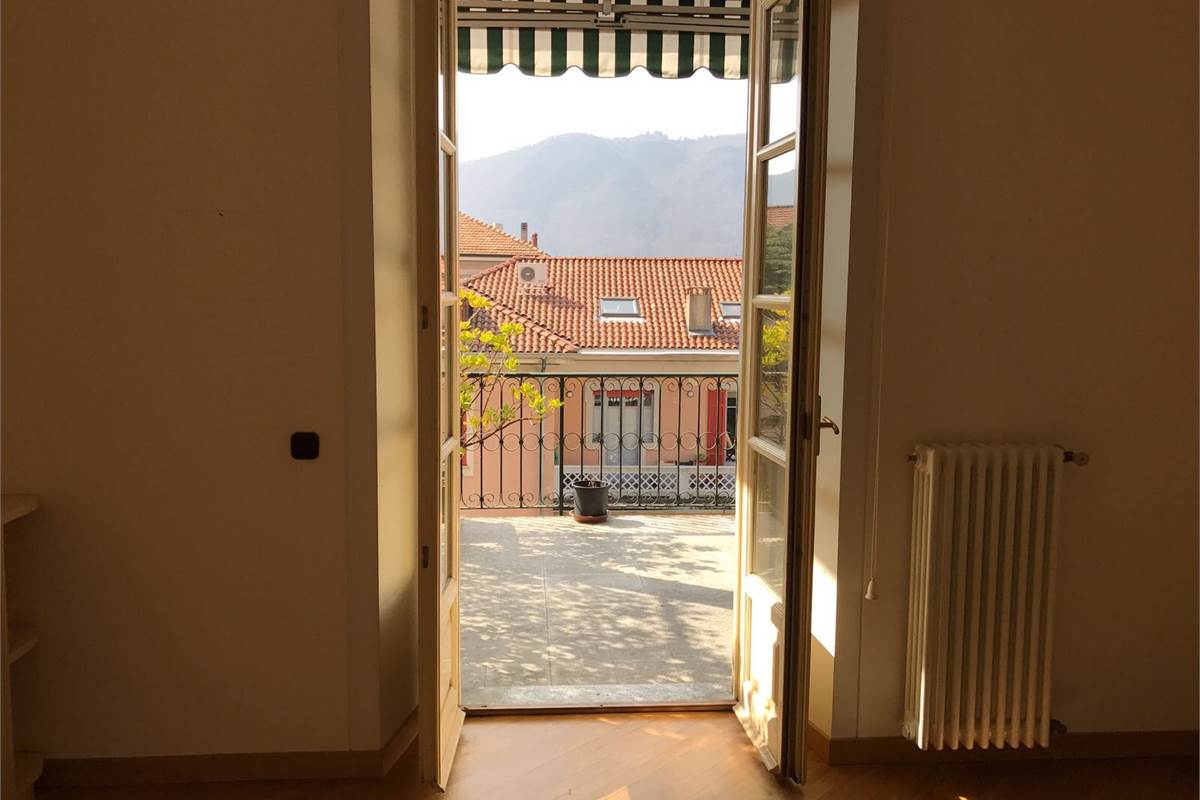 Elegante appartamento con terrazzo, camino, box doppio e posto auto