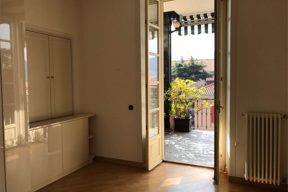 Elegante appartamento con terrazzo, camino, box doppio e posto auto