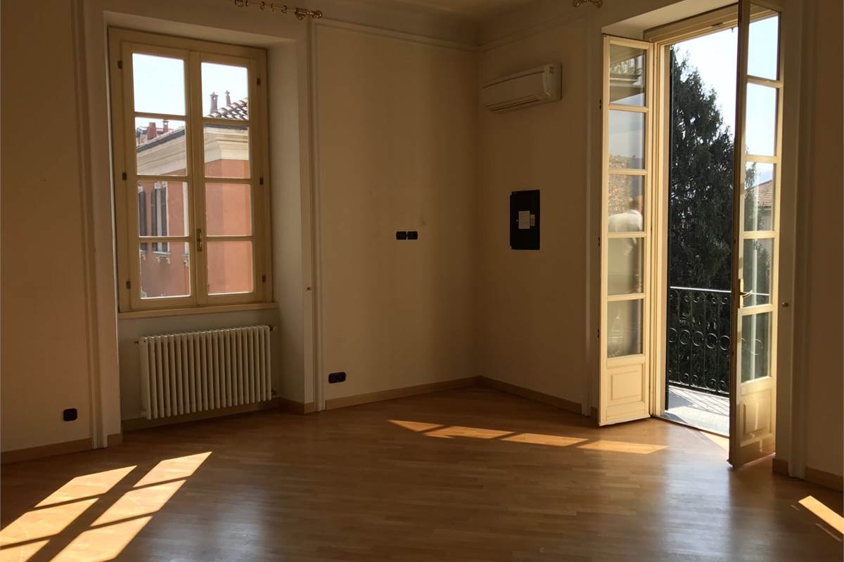 Elegante appartamento con terrazzo, camino, box doppio e posto auto