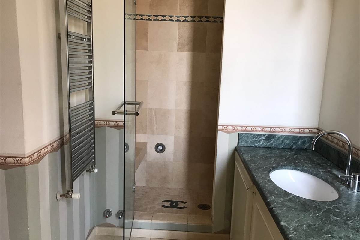 Elegante appartamento con terrazzo, camino, box doppio e posto auto