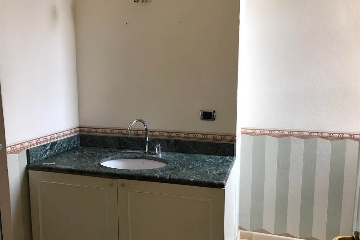Elegante appartamento con terrazzo, camino, box doppio e posto auto