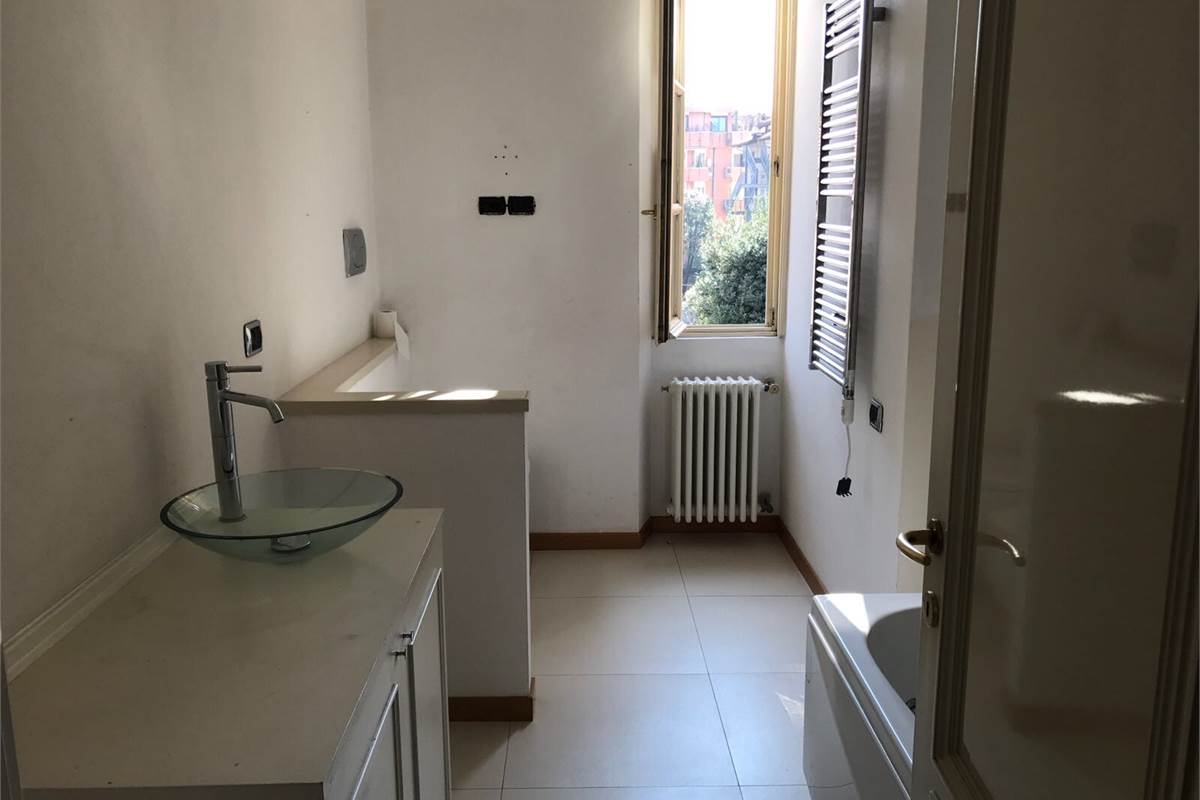 Elegante appartamento con terrazzo, camino, box doppio e posto auto