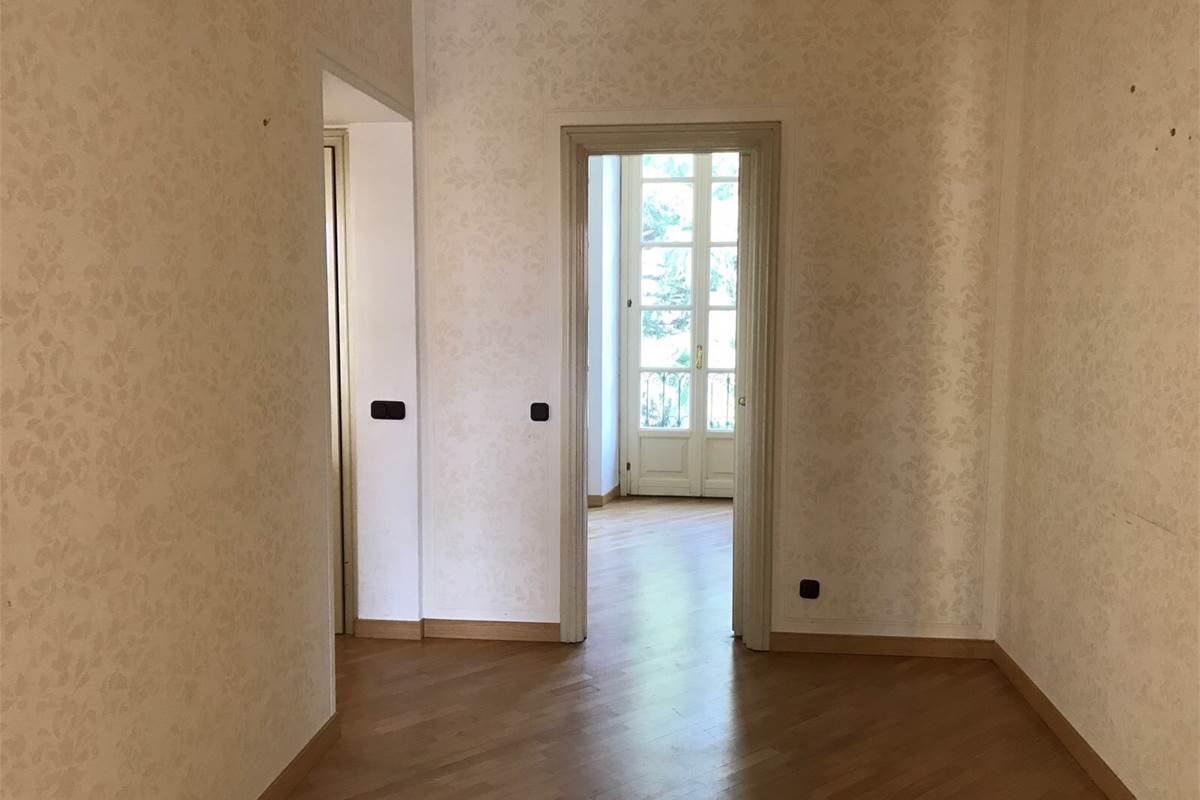 Elegante appartamento con terrazzo, camino, box doppio e posto auto