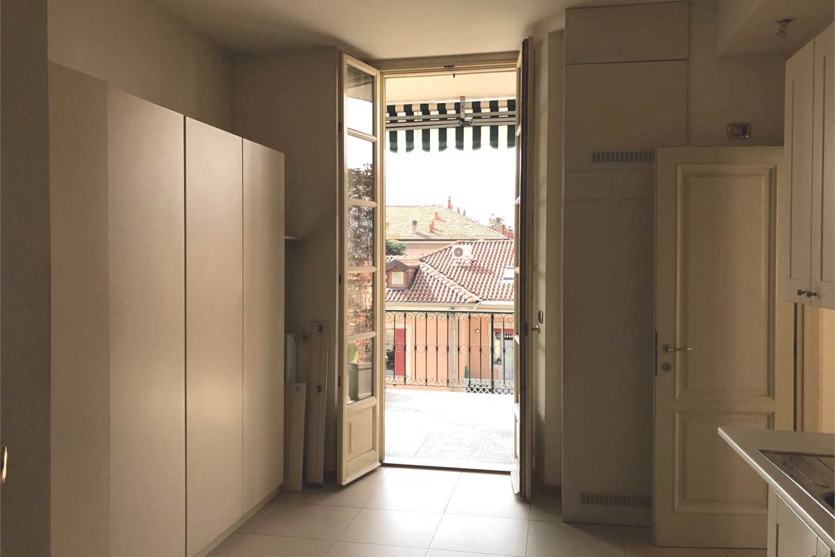 Elegante appartamento con terrazzo, camino, box doppio e posto auto