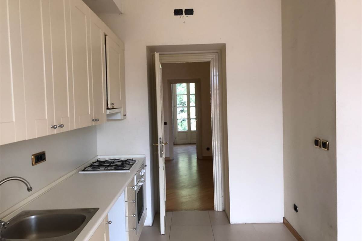 Elegante appartamento con terrazzo, camino, box doppio e posto auto