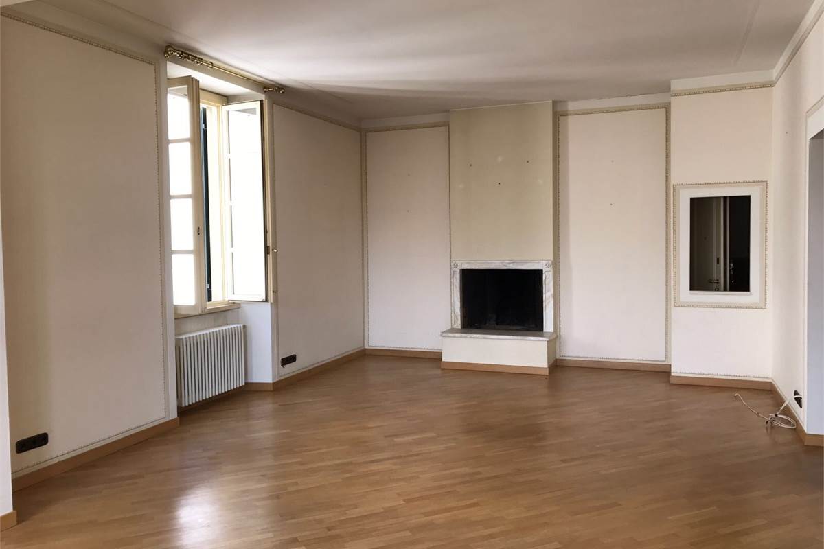 Elegante appartamento con terrazzo, camino, box doppio e posto auto