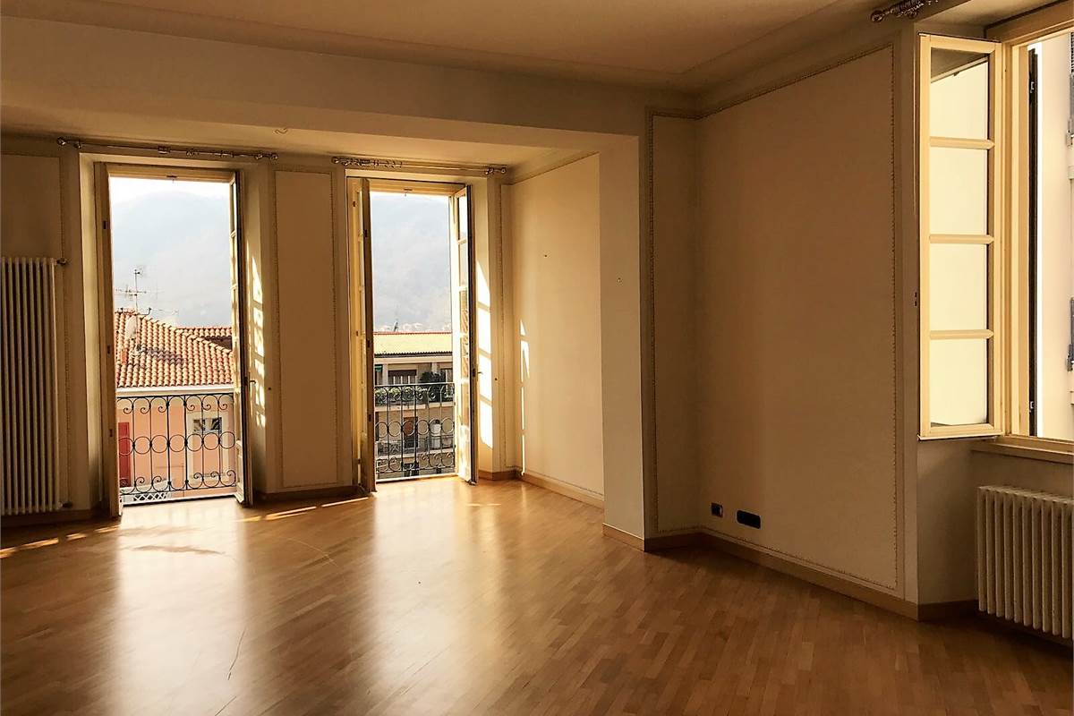 Elegante appartamento con terrazzo, camino, box doppio e posto auto