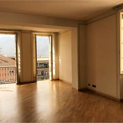 Elegante appartamento con terrazzo, camino, box doppio e posto auto