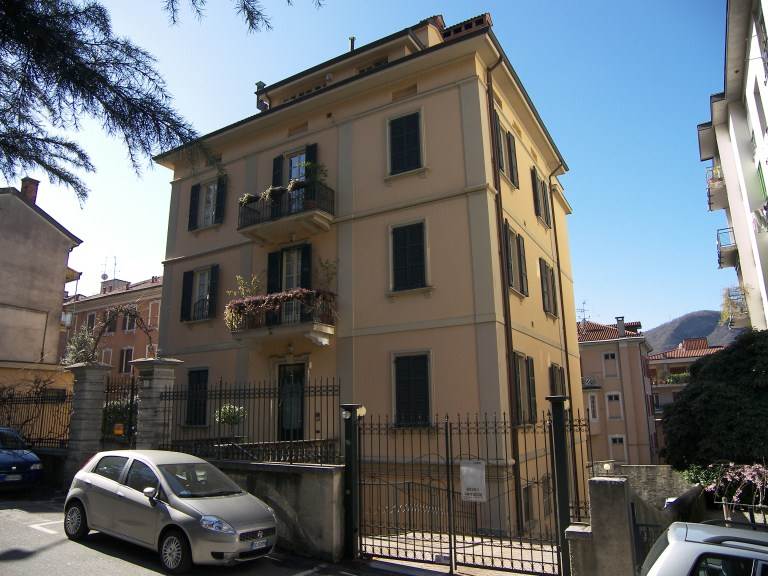 Elegante appartamento con terrazzo, camino, box doppio e posto auto
