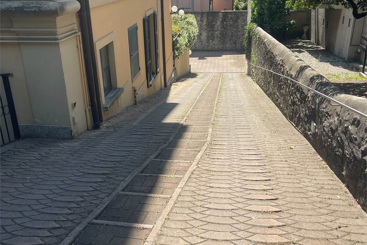 Elegante appartamento con terrazzo, camino, box doppio e posto auto