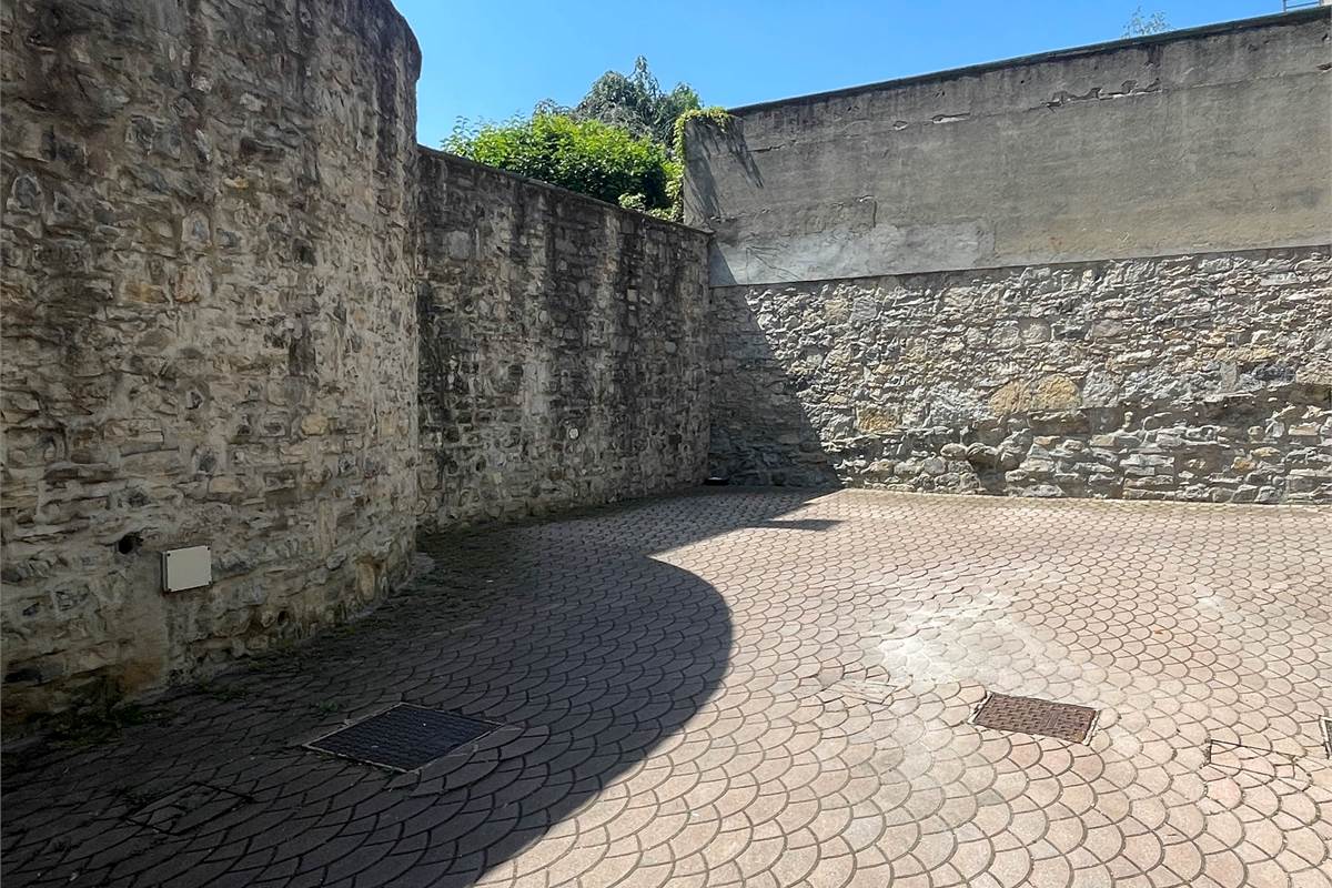 Elegante appartamento con terrazzo, camino, box doppio e posto auto