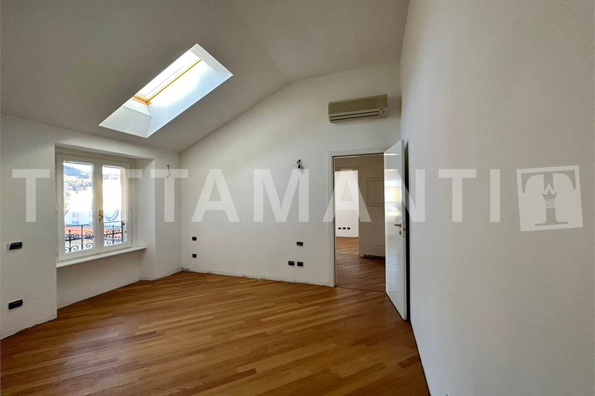 Attico con Vista Duomo a Como: Il Privilegio dell'Ultimo Piano