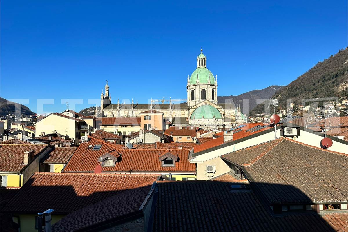 Attico con Vista Duomo a Como: Il Privilegio dell'Ultimo Piano