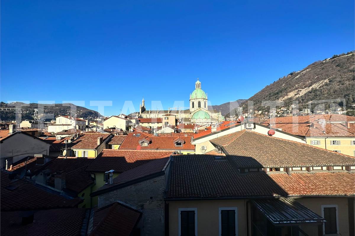 Attico con Vista Duomo a Como: Il Privilegio dell'Ultimo Piano