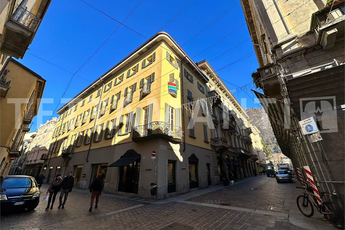 Attico con Vista Duomo a Como: Il Privilegio dell'Ultimo Piano