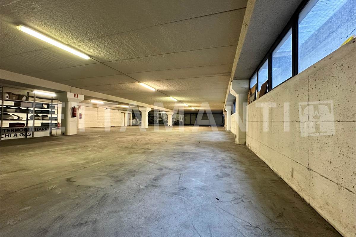 Immobile commerciale in zona di grande visibilità 