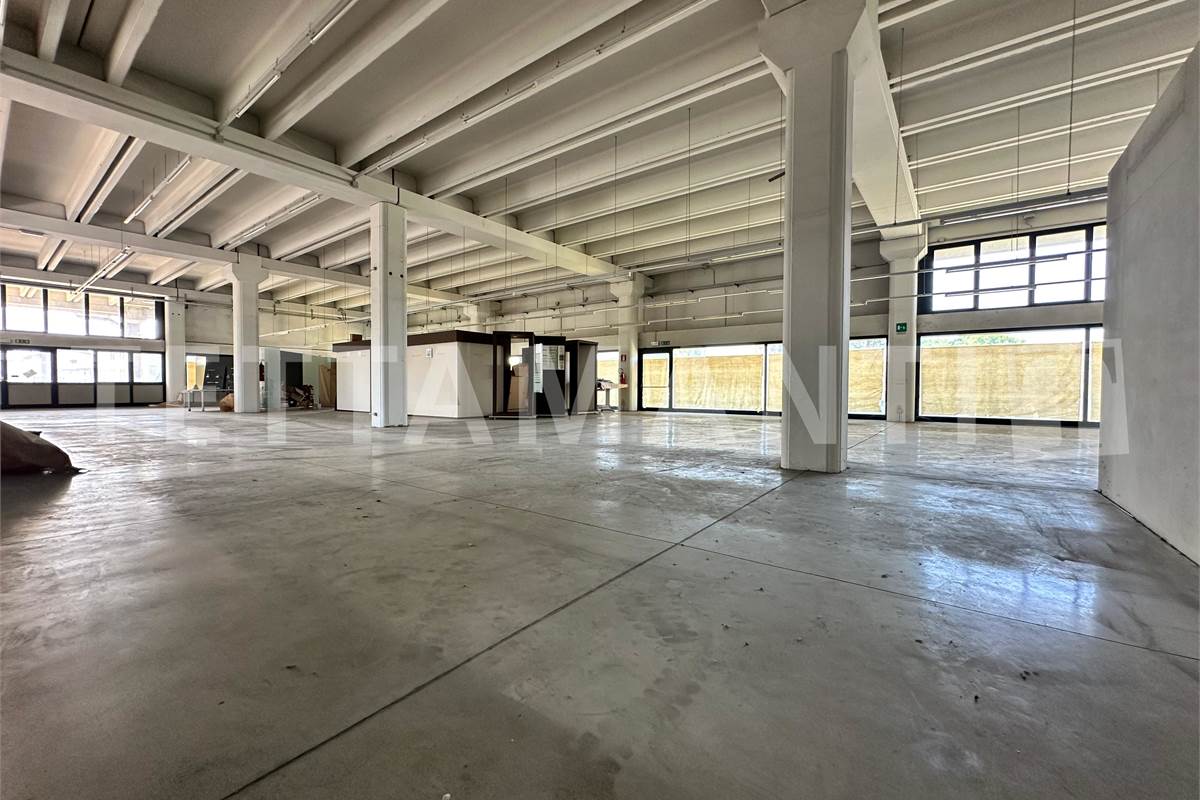 Immobile commerciale in zona di grande visibilità 