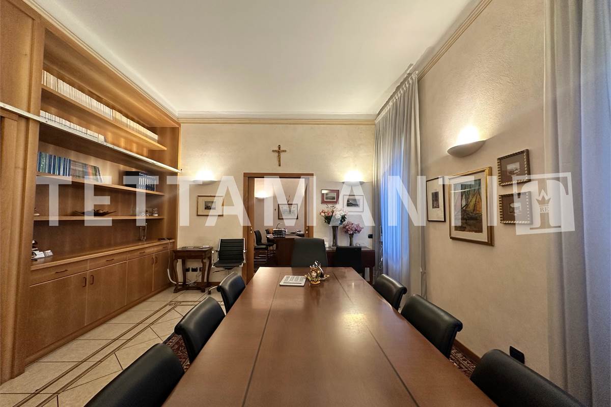 Prestigioso Spazio Direzionale a Como: Ampia metratura, Cortile e Box Doppio