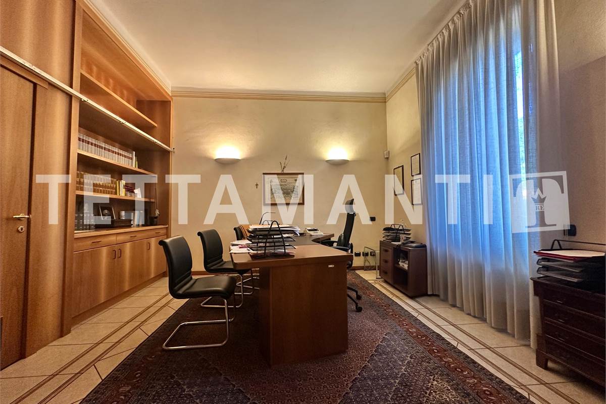 Prestigioso Spazio Direzionale a Como: Ampia metratura, Cortile e Box Doppio