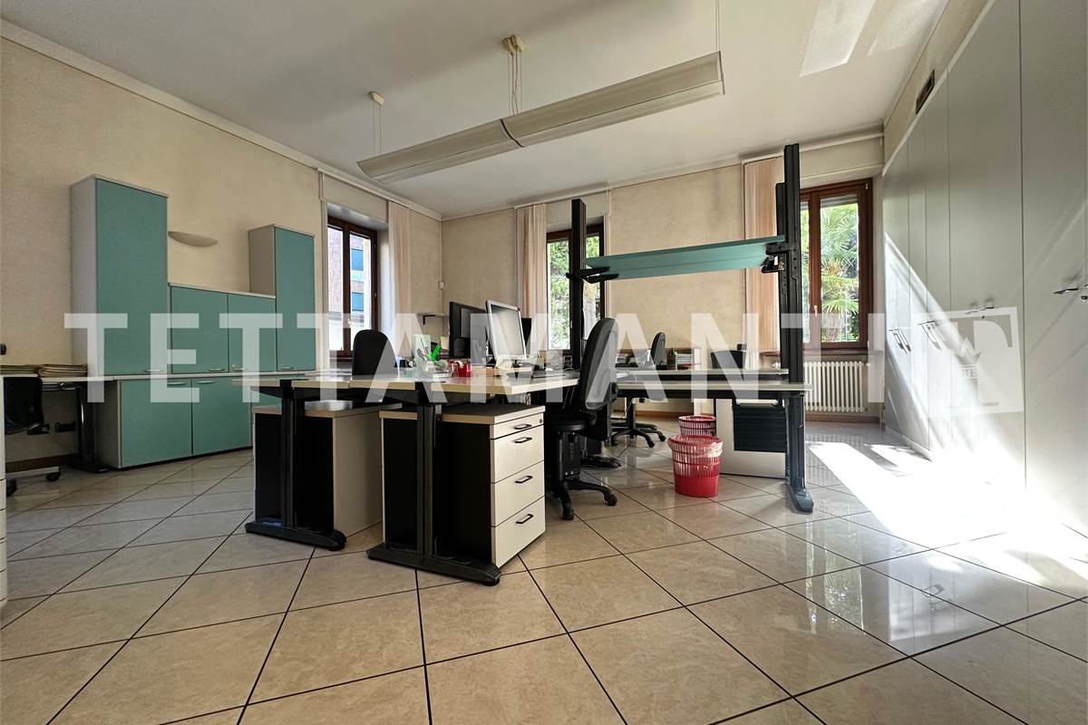Prestigioso Spazio Direzionale a Como: Ampia metratura, Cortile e Box Doppio