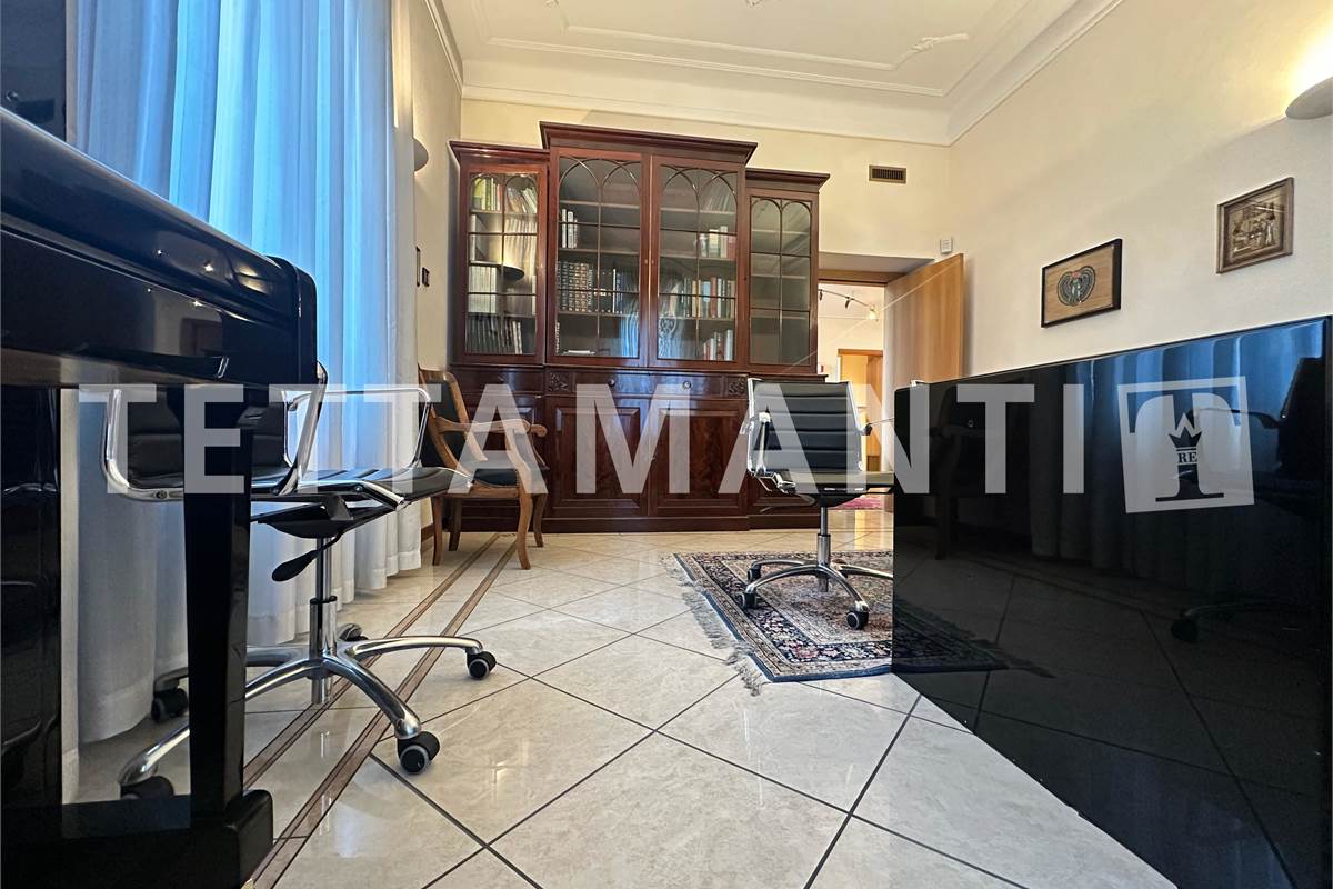 Prestigioso Spazio Direzionale a Como: Ampia metratura, Cortile e Box Doppio