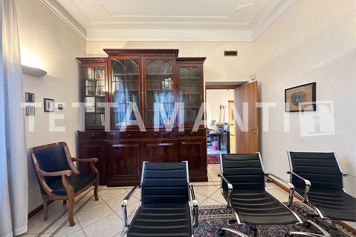 Prestigioso Spazio Direzionale a Como: Ampia metratura, Cortile e Box Doppio