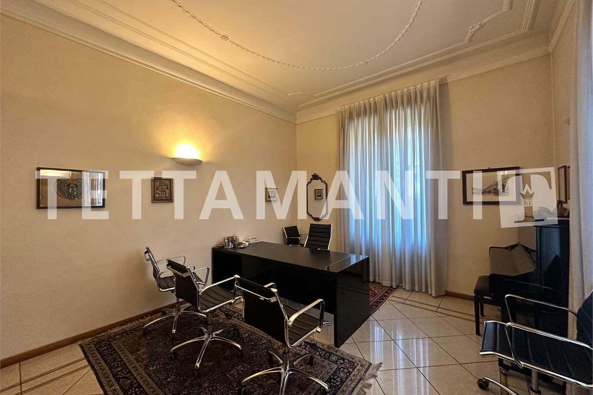 Prestigioso Spazio Direzionale a Como: Ampia metratura, Cortile e Box Doppio