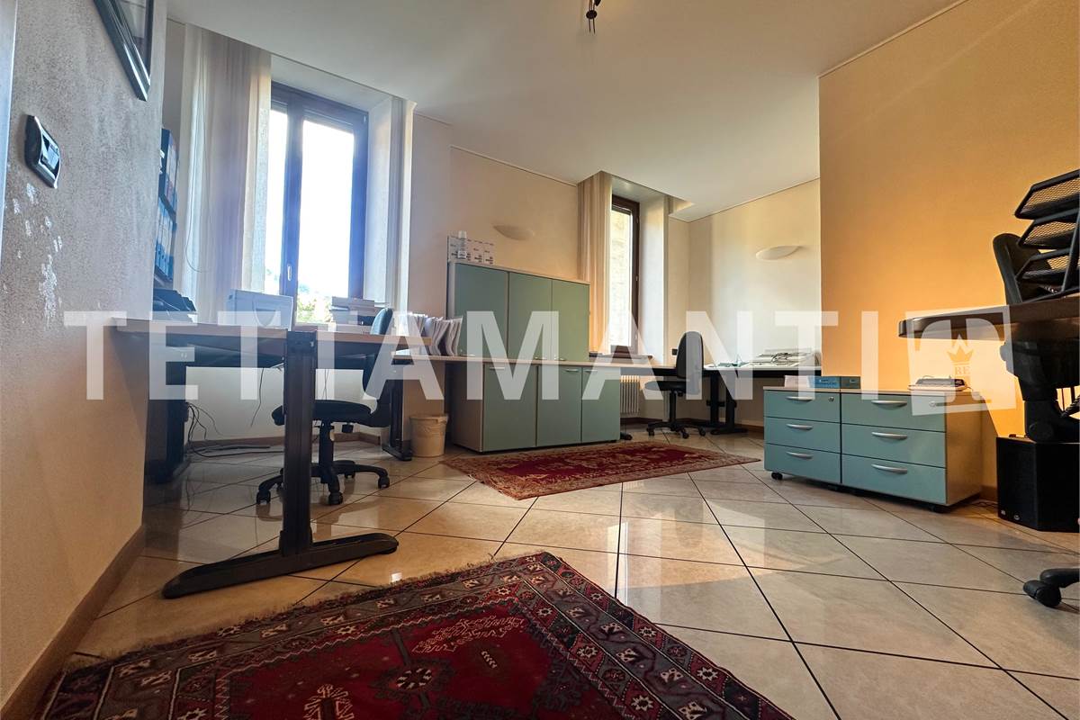 Prestigioso Spazio Direzionale a Como: Ampia metratura, Cortile e Box Doppio