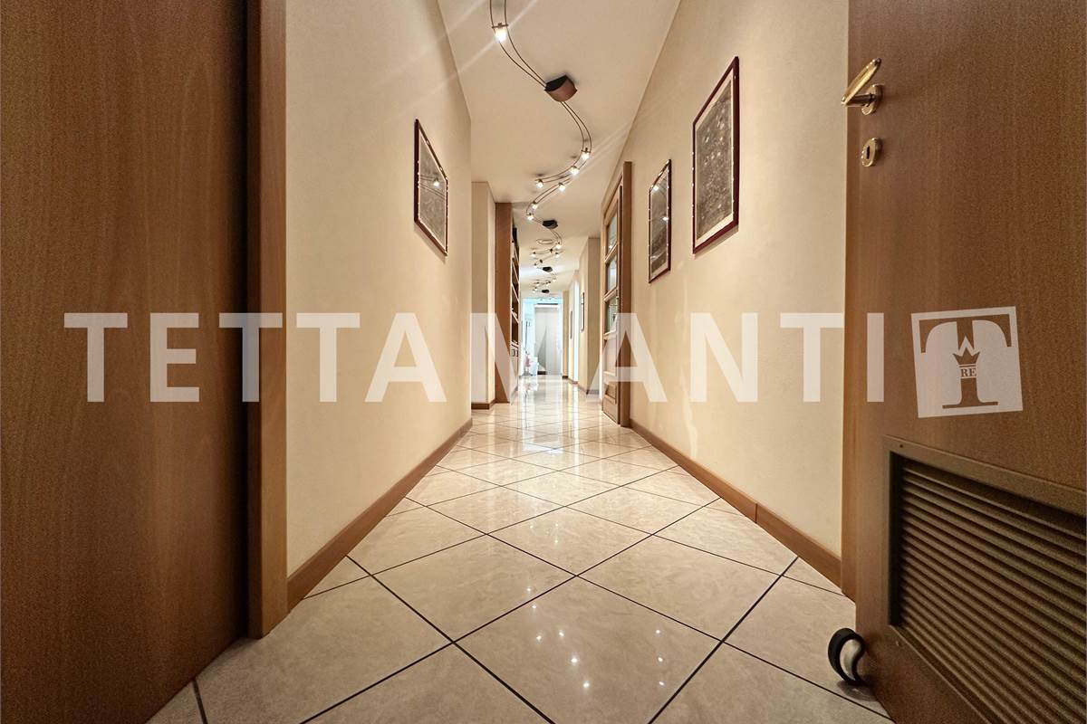 Prestigioso Spazio Direzionale a Como: Ampia metratura, Cortile e Box Doppio