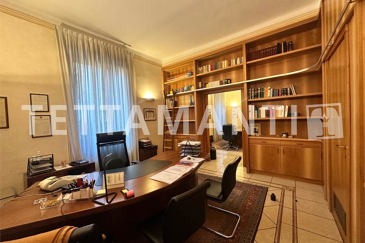 Prestigioso Spazio Direzionale a Como: Ampia metratura, Cortile e Box Doppio