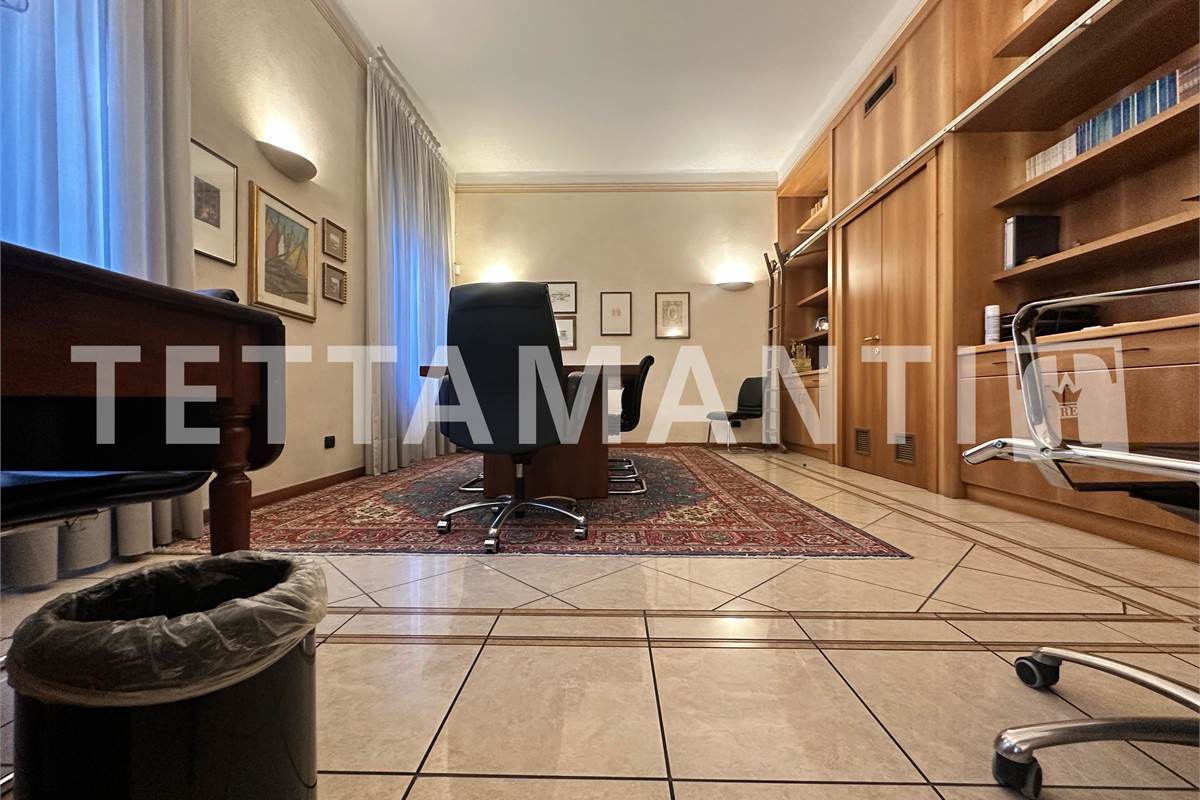 Prestigioso Spazio Direzionale a Como: Ampia metratura, Cortile e Box Doppio