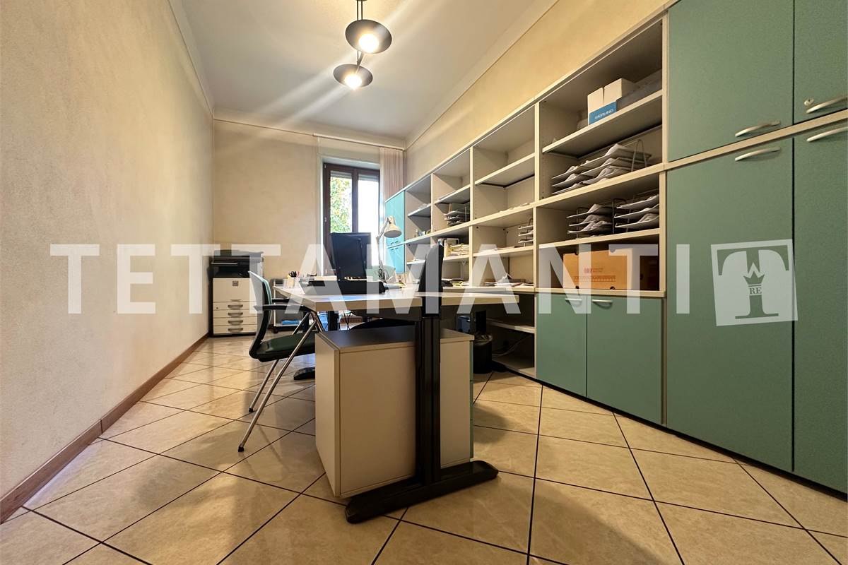Prestigioso Spazio Direzionale a Como: Ampia metratura, Cortile e Box Doppio