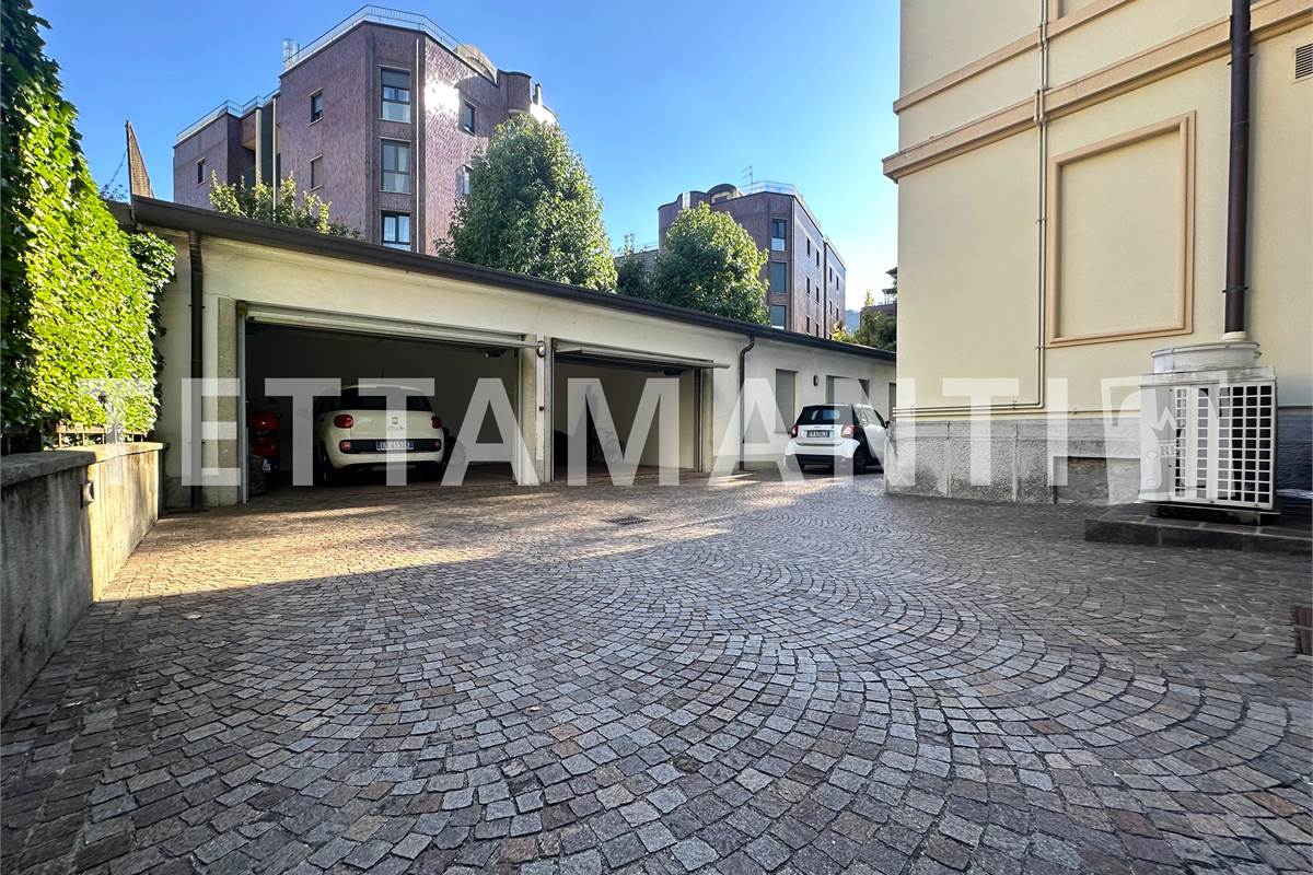 Prestigioso Spazio Direzionale a Como: Ampia metratura, Cortile e Box Doppio