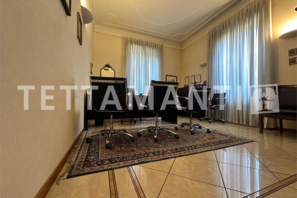 Prestigioso Spazio Direzionale a Como: Ampia metratura, Cortile e Box Doppio