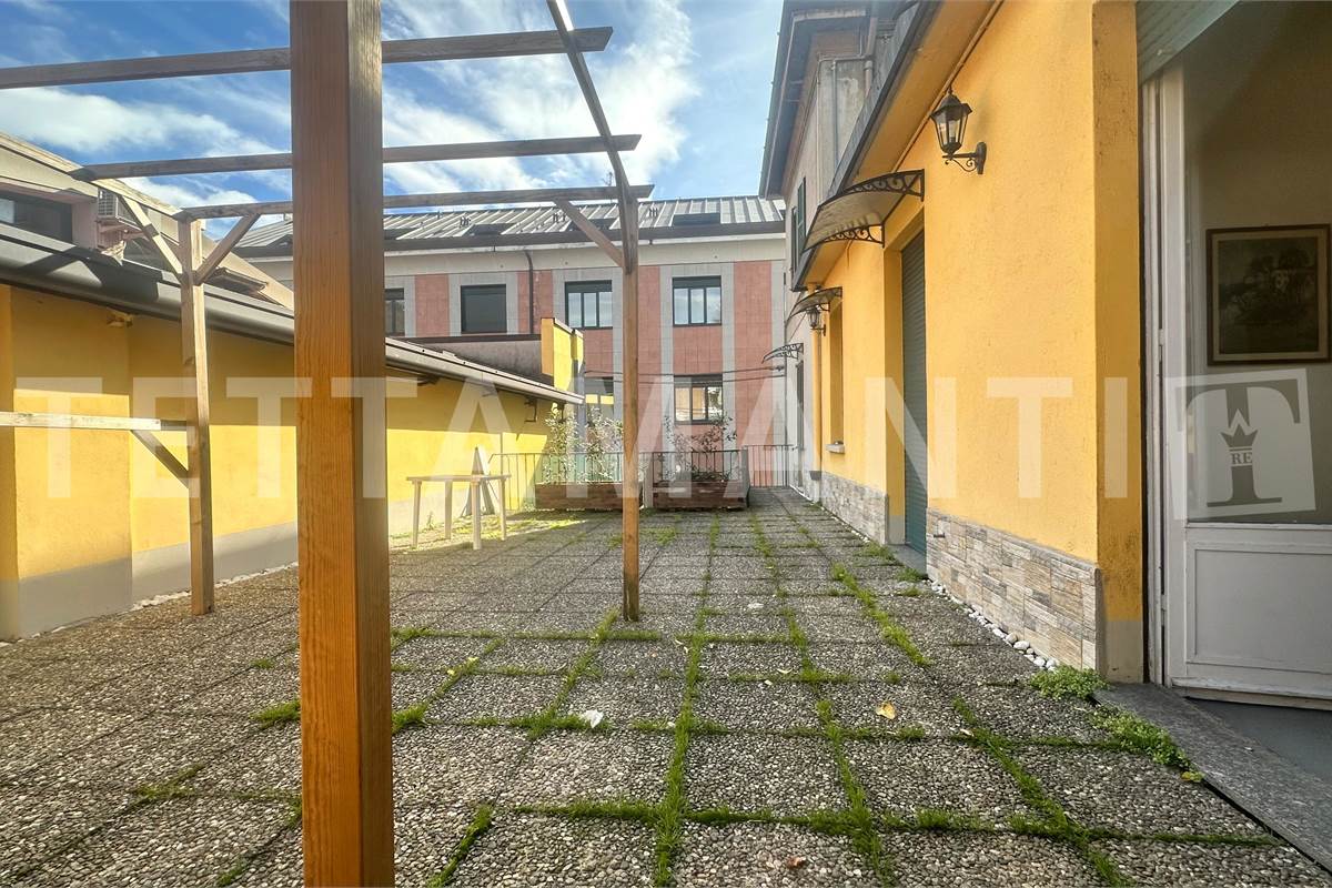Como Borghi: Ampio Quadrilocale con Terrazzo 