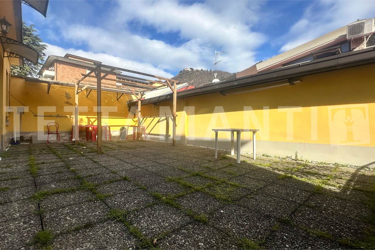 Como Borghi: Ampio Quadrilocale con Terrazzo 
