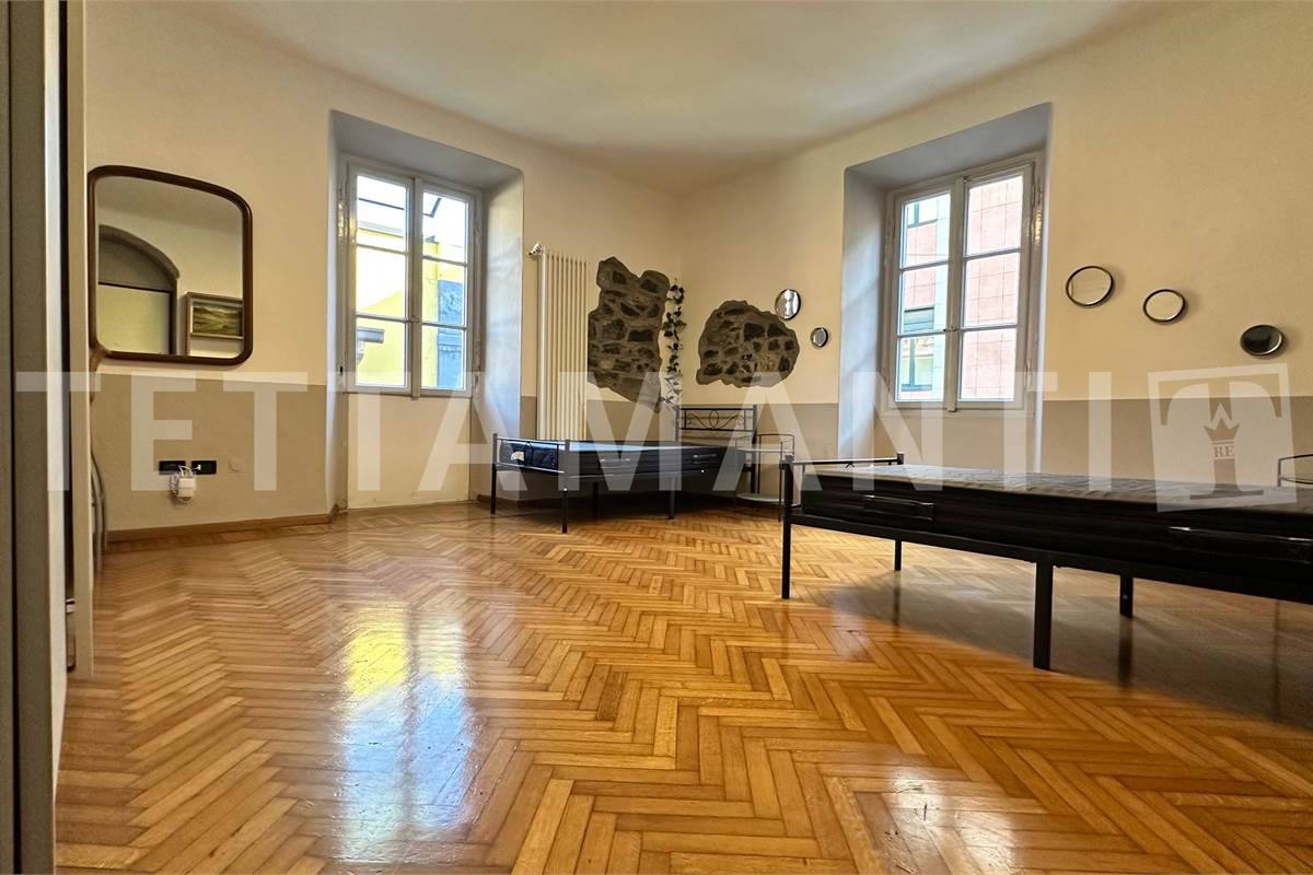 Como Borghi: Ampio Quadrilocale con Terrazzo 