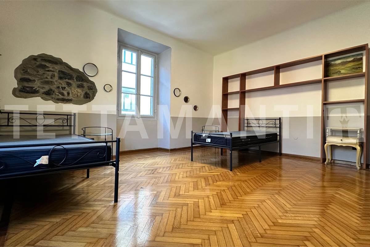 Como Borghi: Ampio Quadrilocale con Terrazzo 