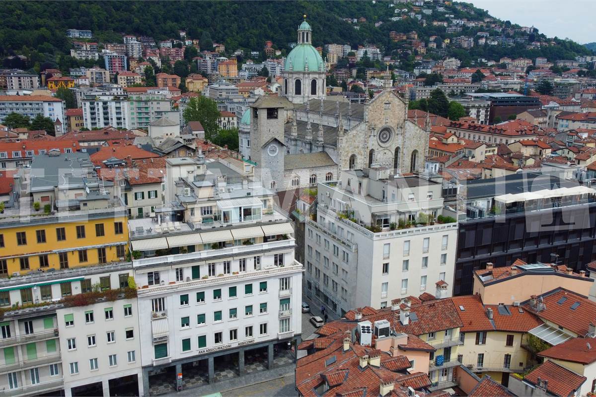 Esclusivo Attico in Piazza Perretta: Il Lusso di un Terrazzo Vista Lago a Como