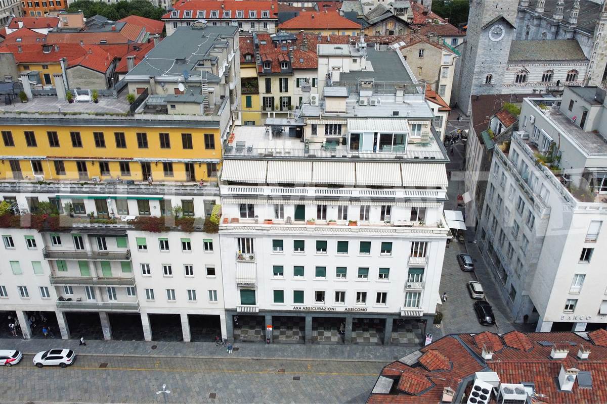 Esclusivo Attico in Piazza Perretta: Il Lusso di un Terrazzo Vista Lago a Como