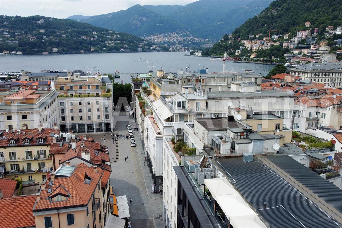 Esclusivo Attico in Piazza Perretta: Il Lusso di un Terrazzo Vista Lago a Como