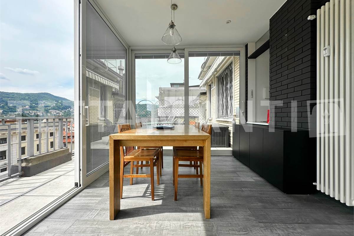 Esclusivo Attico in Piazza Perretta: Il Lusso di un Terrazzo Vista Lago a Como