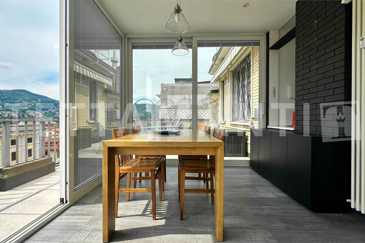 Esclusivo Attico in Piazza Perretta: Il Lusso di un Terrazzo Vista Lago a Como