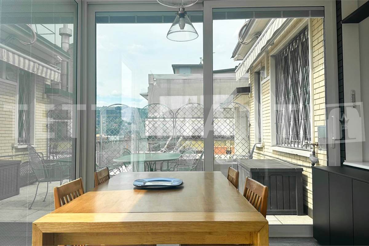 Esclusivo Attico in Piazza Perretta: Il Lusso di un Terrazzo Vista Lago a Como
