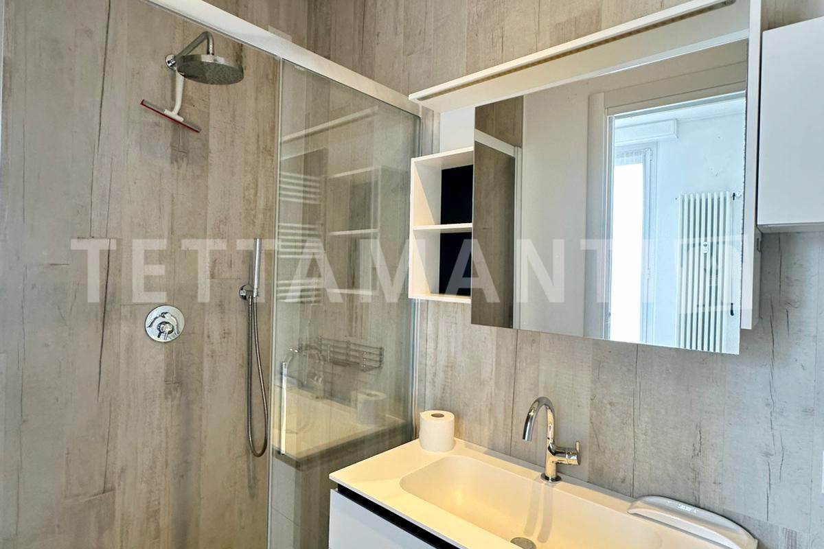 Esclusivo Attico in Piazza Perretta: Il Lusso di un Terrazzo Vista Lago a Como